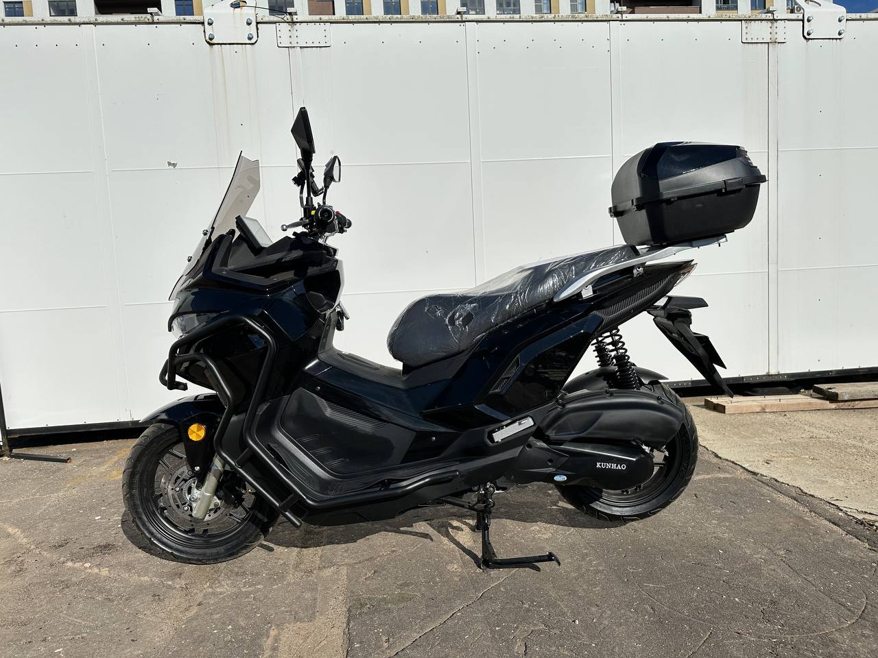 Скутер Kunhao ADV 2 (Osaka Leopard) 180сс (49сс) инжектор + дуги, кофр, шлем, цвет черный